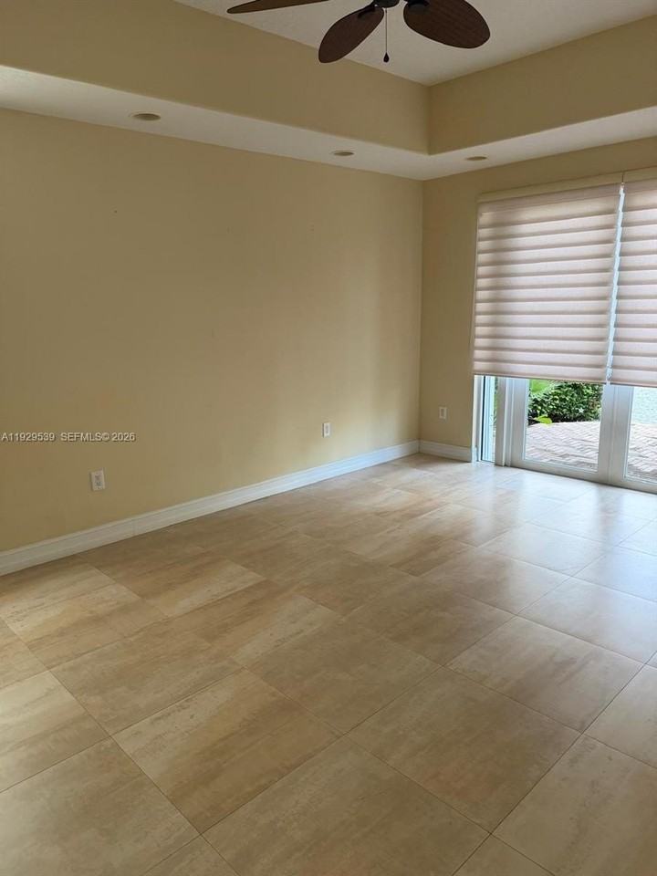 3085 Ne 208th Ter - Photo 4 of 14