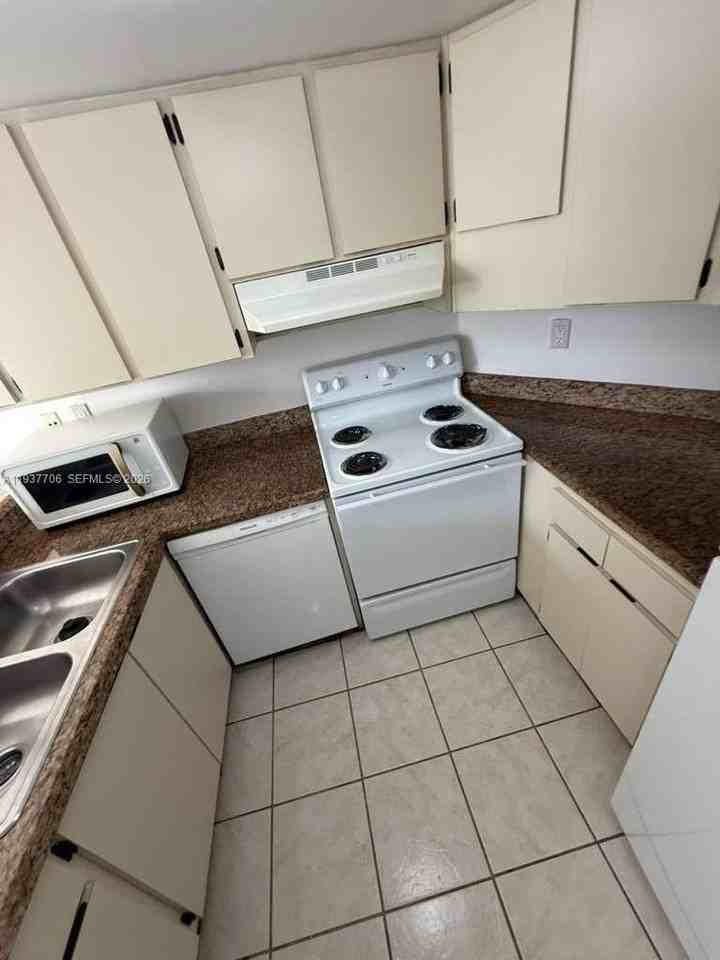 6995 Nw 186th St #E506 - Photo 3 of 19