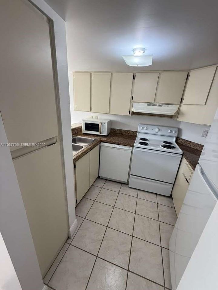 6995 Nw 186th St #E506 - Photo 4 of 19