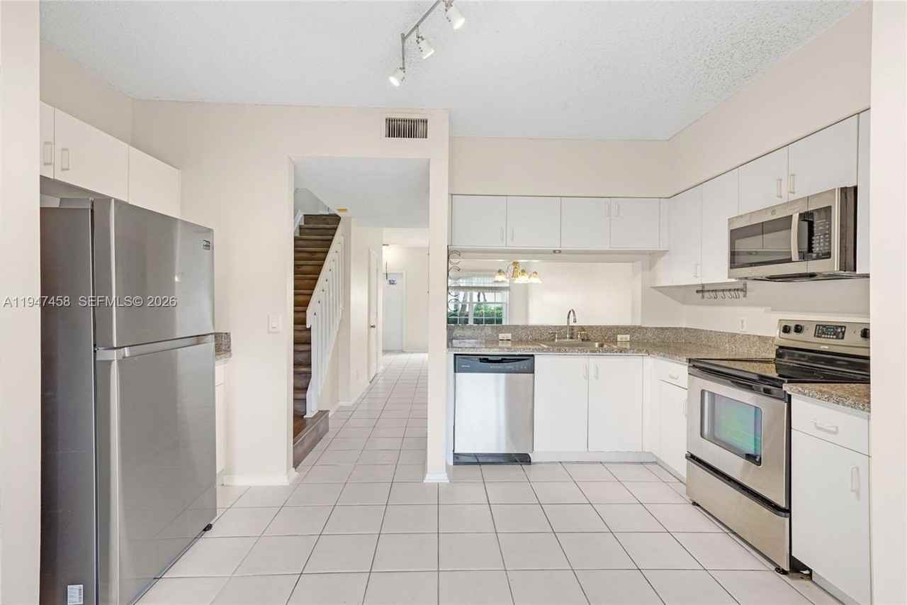 4 Key West Ct #4 - Photo 3 of 29