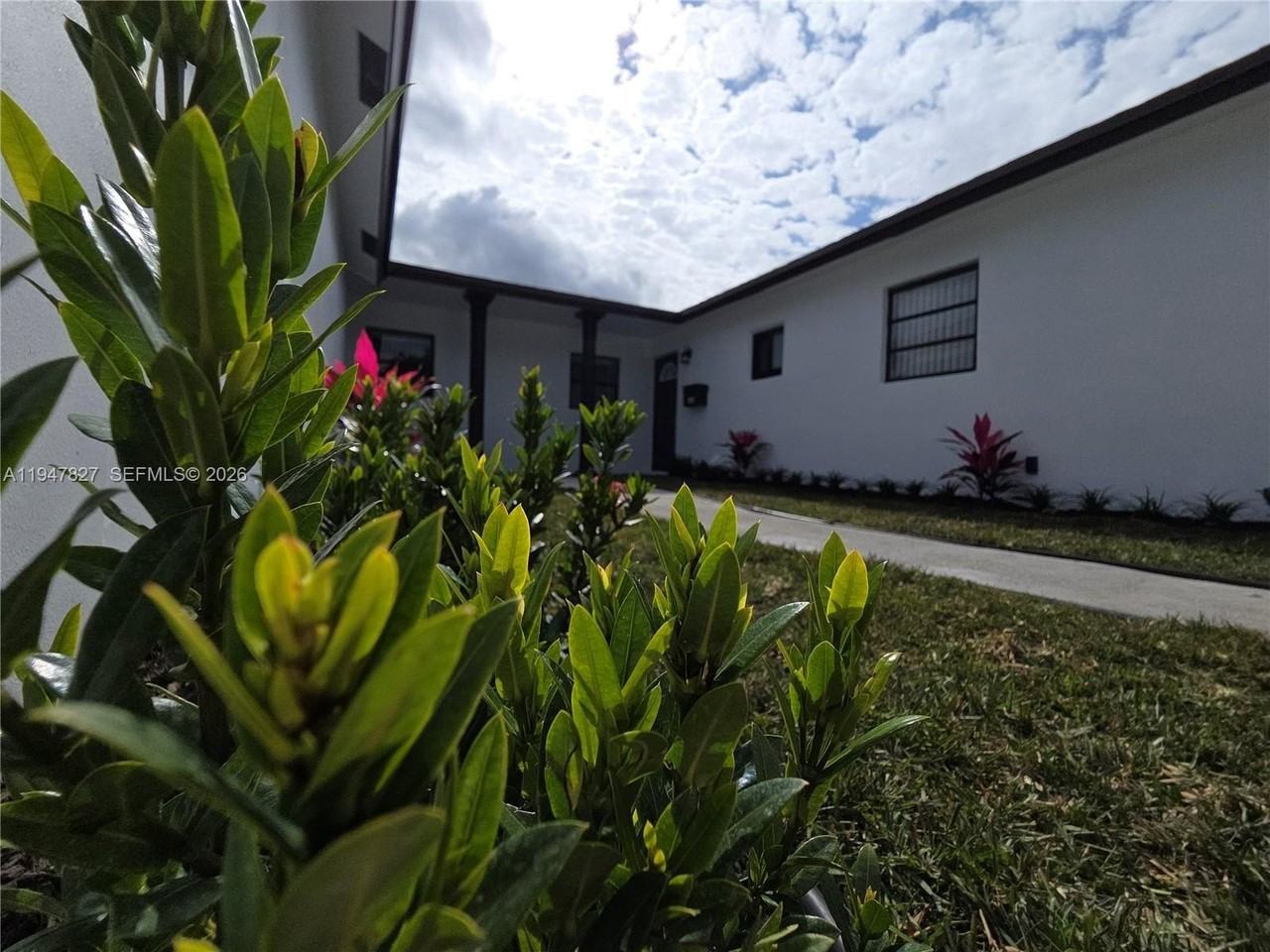 4360 Nw 15th St - Photo 4 of 26