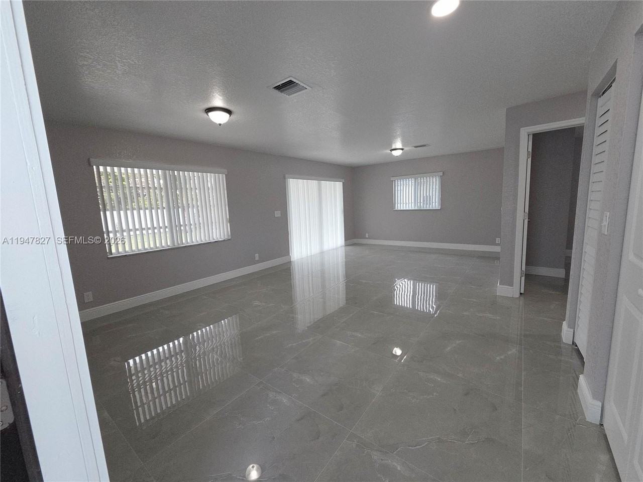 4360 Nw 15th St - Photo 5 of 26