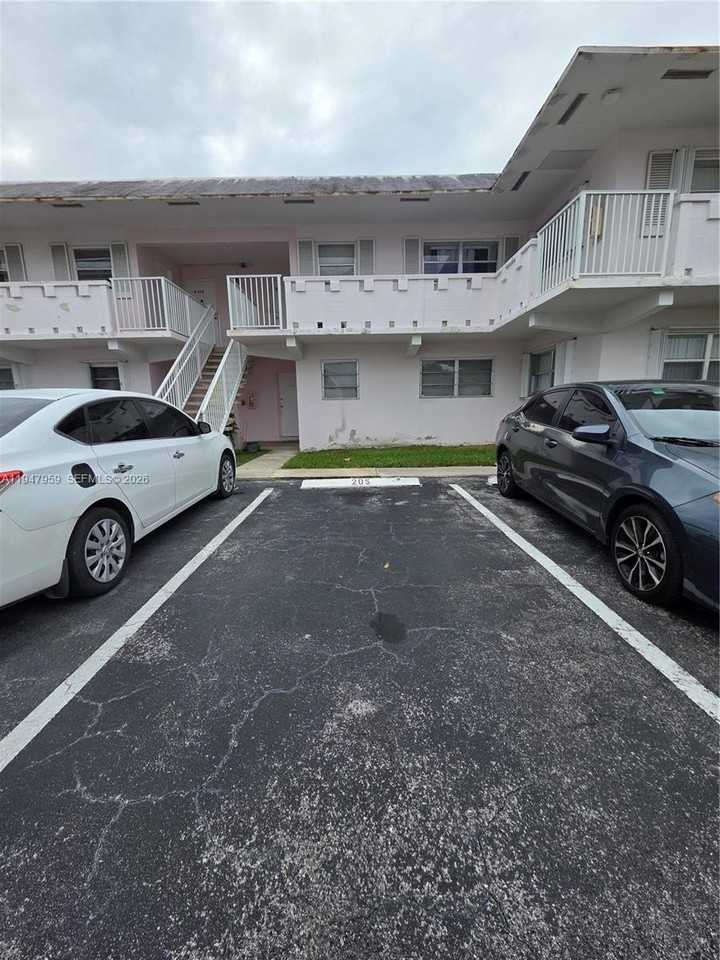 7424 Sw 82nd St #D215 - Photo 7 of 33