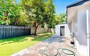 1615 Ne 9th St #1 - Photo 4 of 12