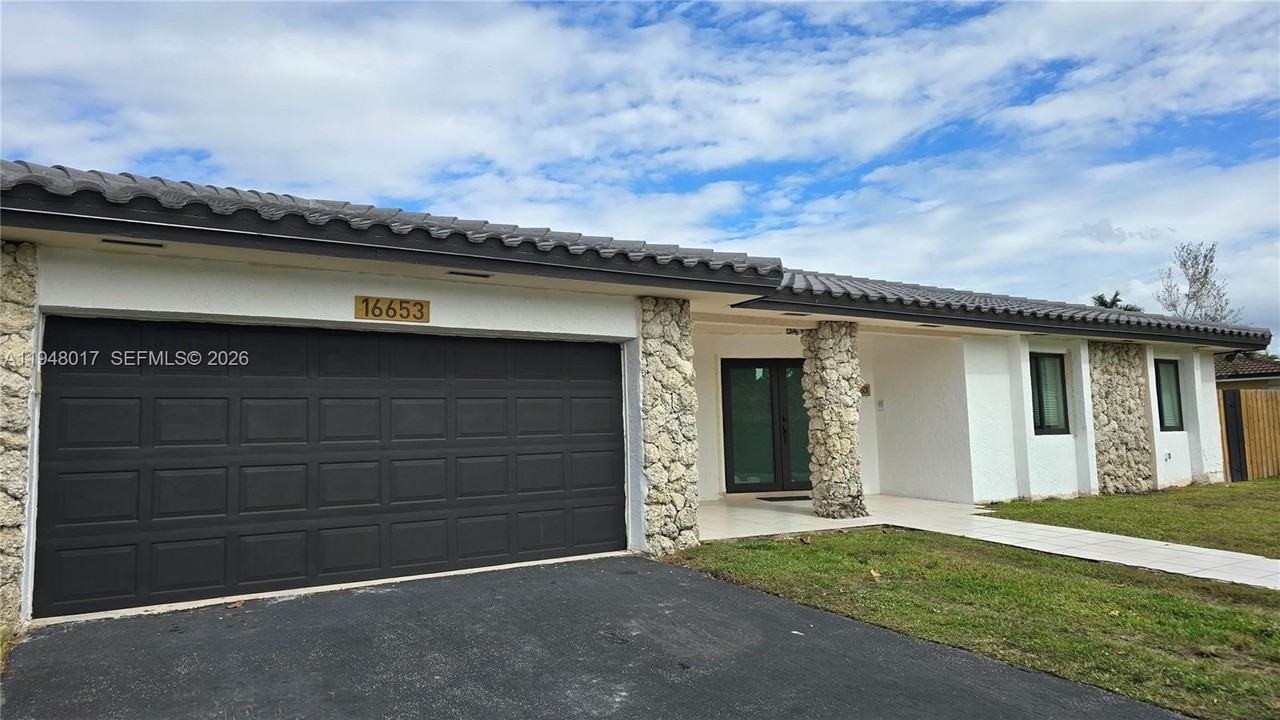 16653 Golfview Dr - Photo 2 of 19