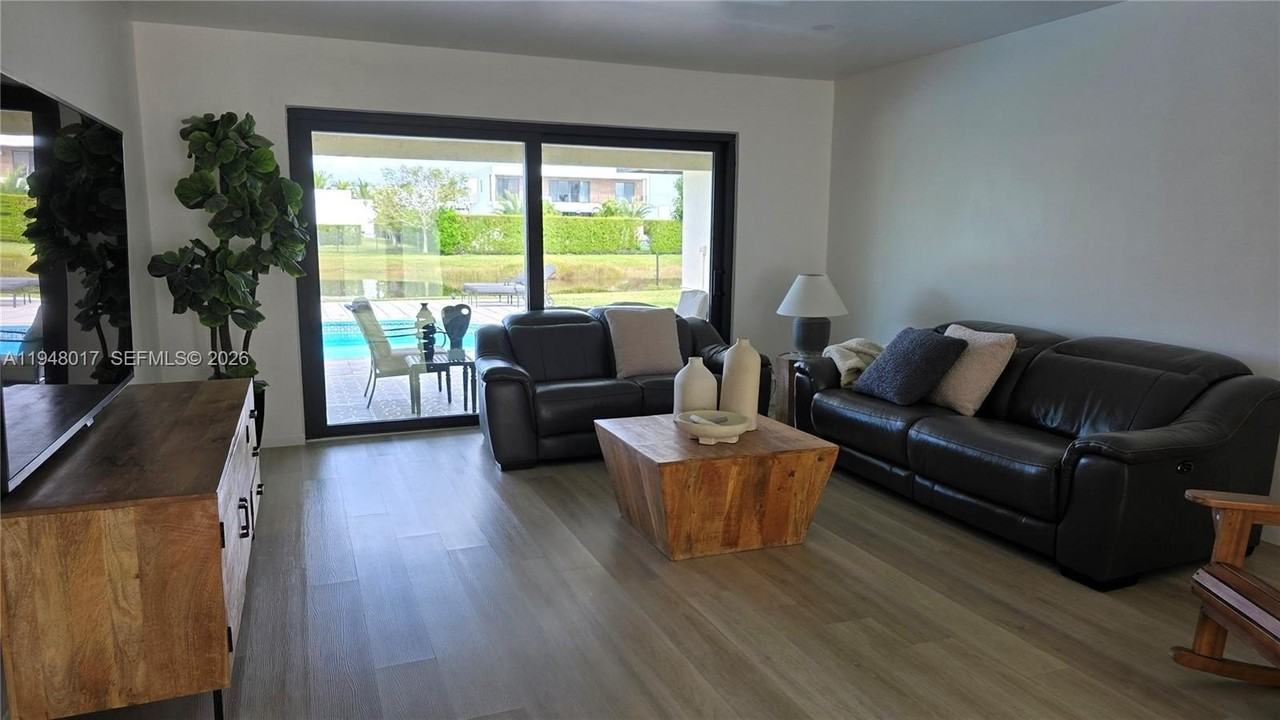 16653 Golfview Dr - Photo 4 of 19