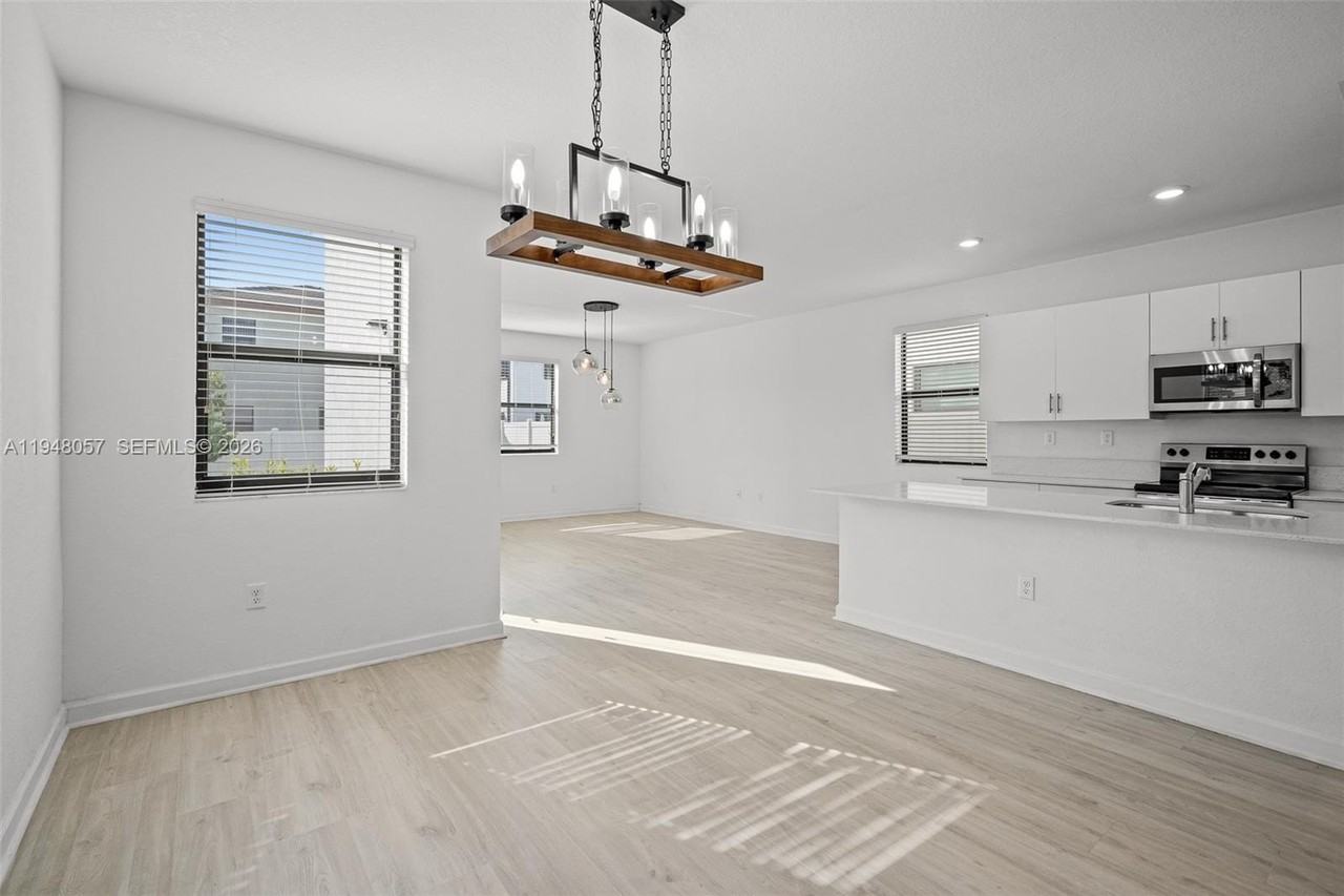 3508 W 108th St - Photo 3 of 15