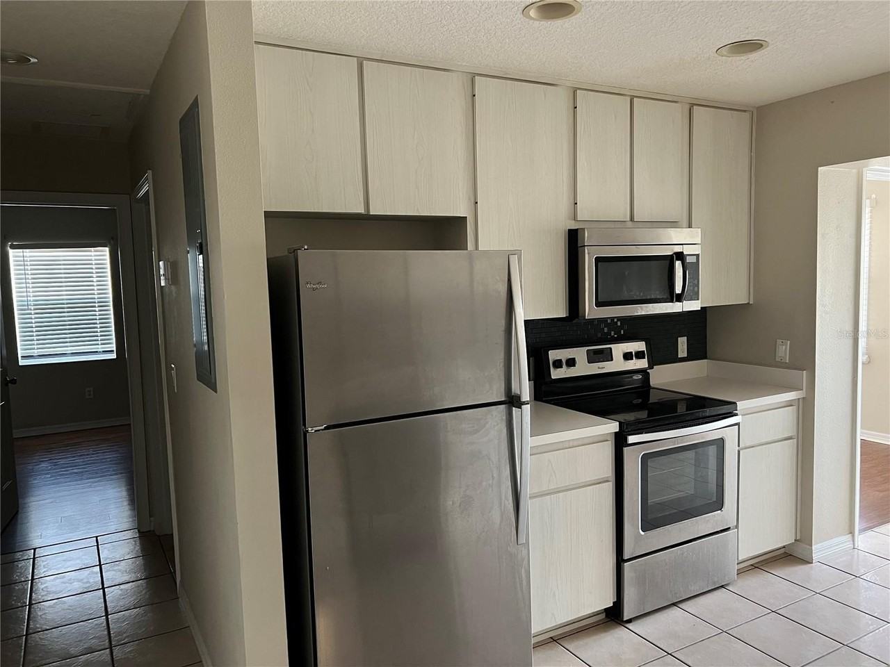 1033 Willow Dr - Photo 3 of 15