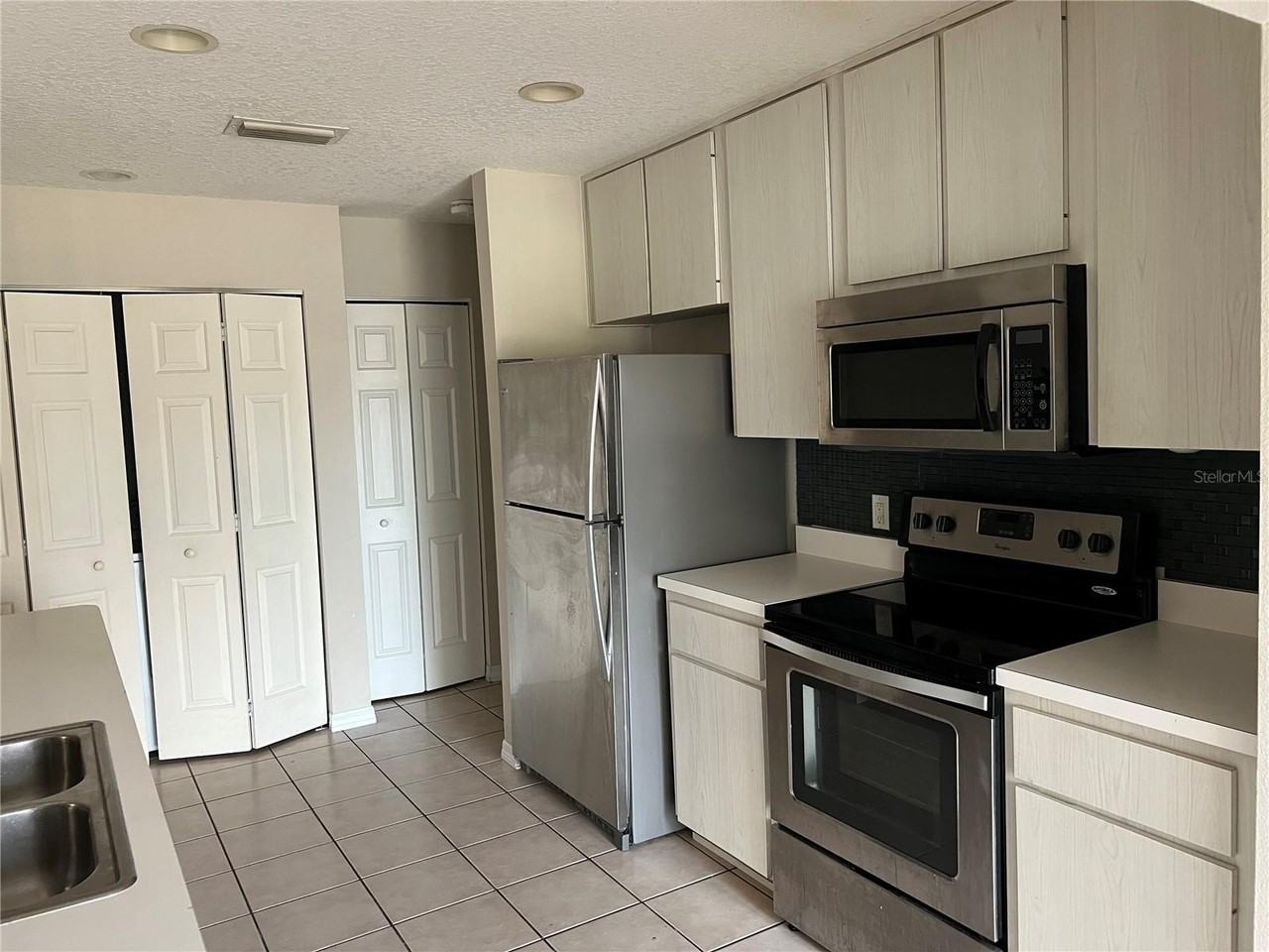 1033 Willow Dr - Photo 4 of 15