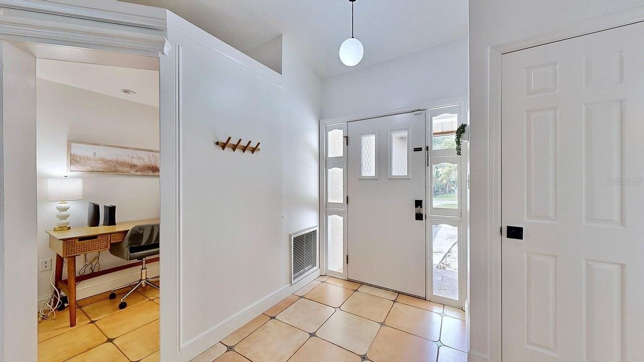 11805 W Fisherman Ln - Photo 5 of 50