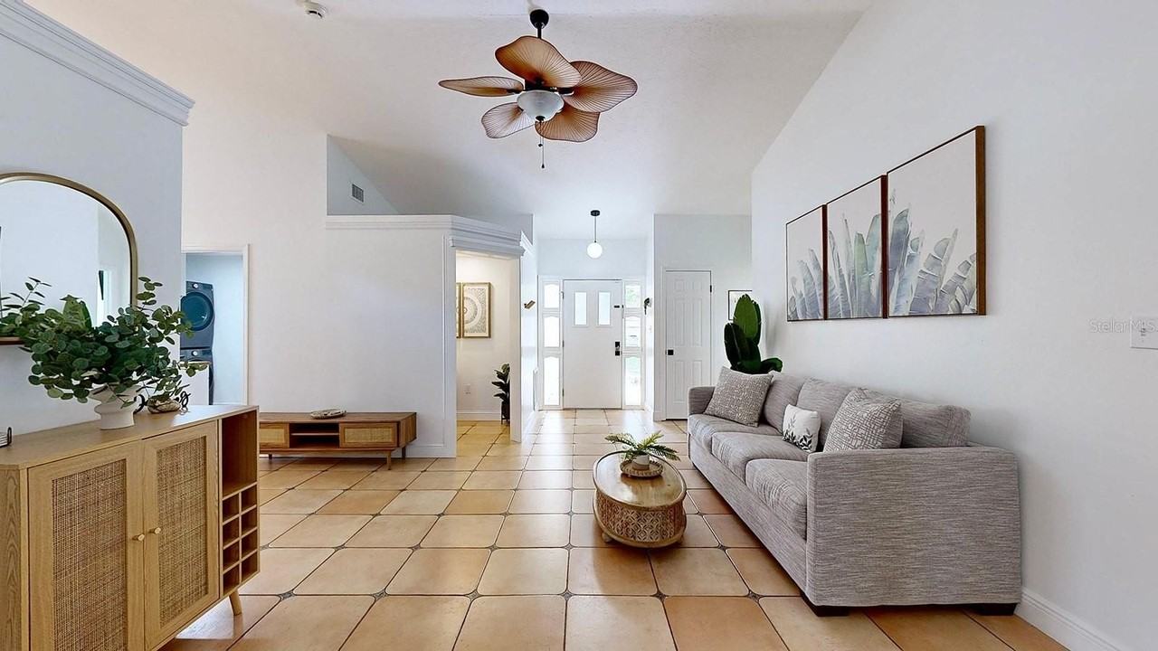 11805 W Fisherman Ln - Photo 6 of 50