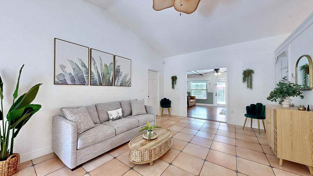 11805 W Fisherman Ln - Photo 7 of 50