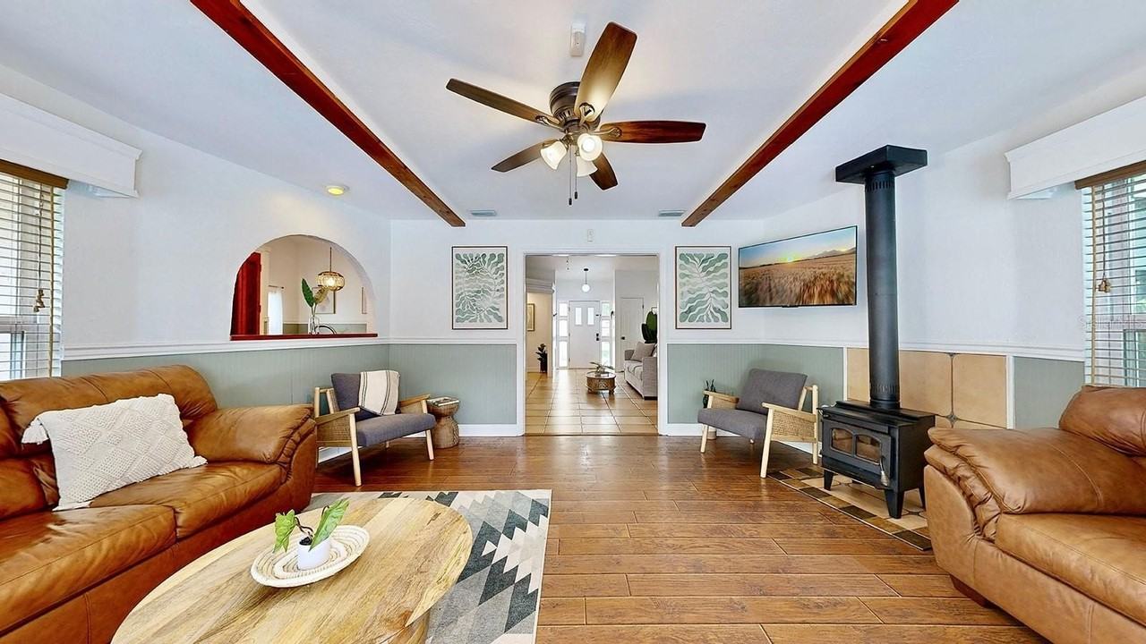 11805 W Fisherman Ln - Photo 3 of 50