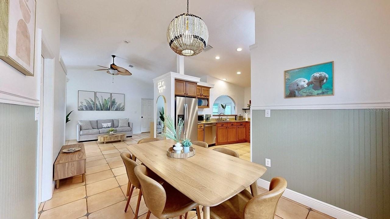 11805 W Fisherman Ln - Photo 4 of 50