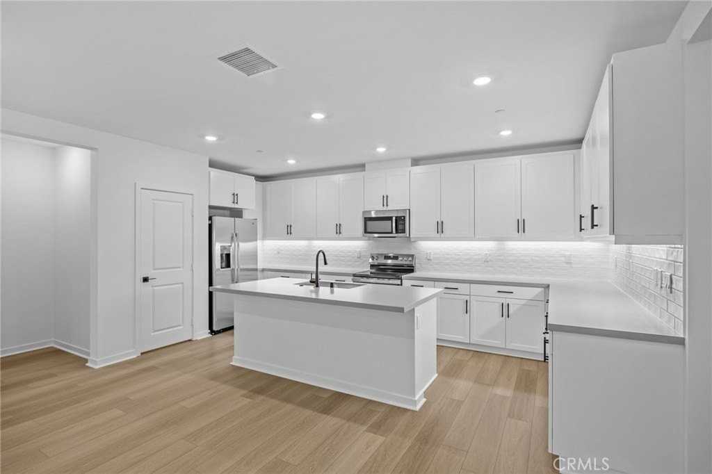 6137 Valentina Way #201