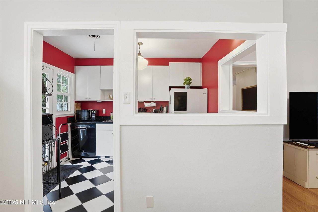 1602 Felch Ave - Photo 6 of 26