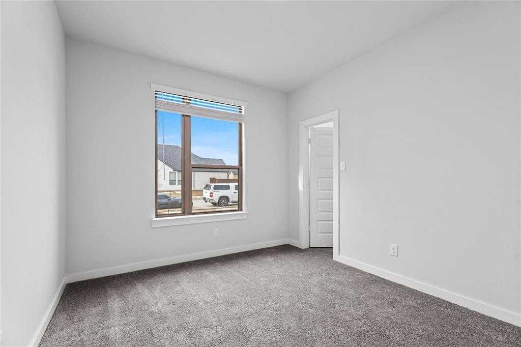 718 Parkside Dr - Photo 5 of 22