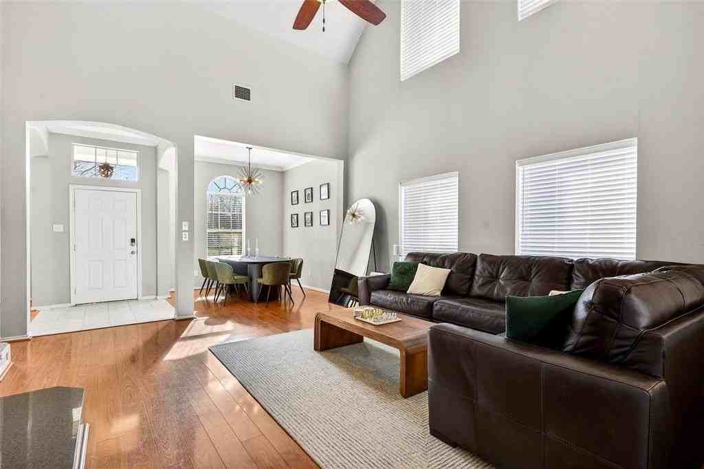 8217 Bulrush Dr - Photo 4 of 40