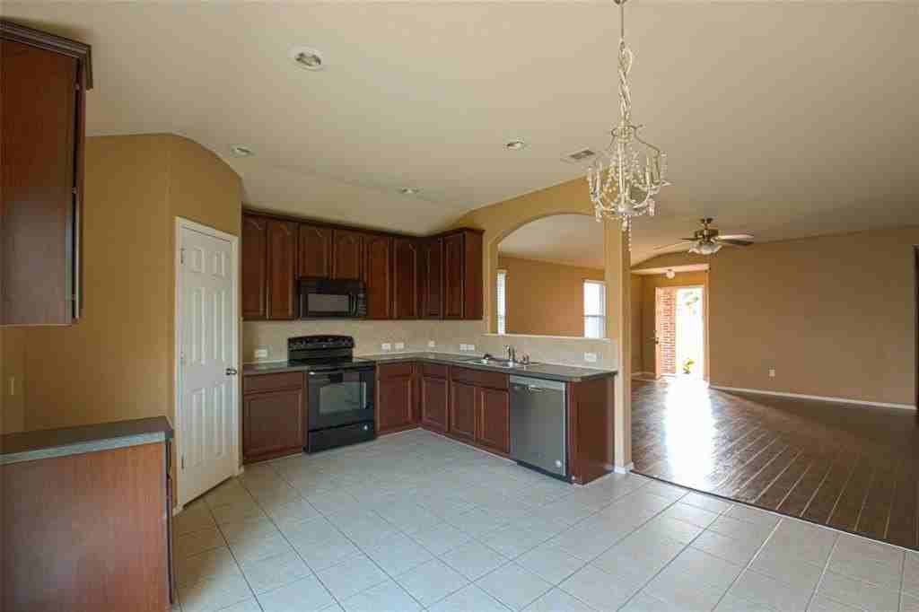 590 Arthur Dr - Photo 3 of 4