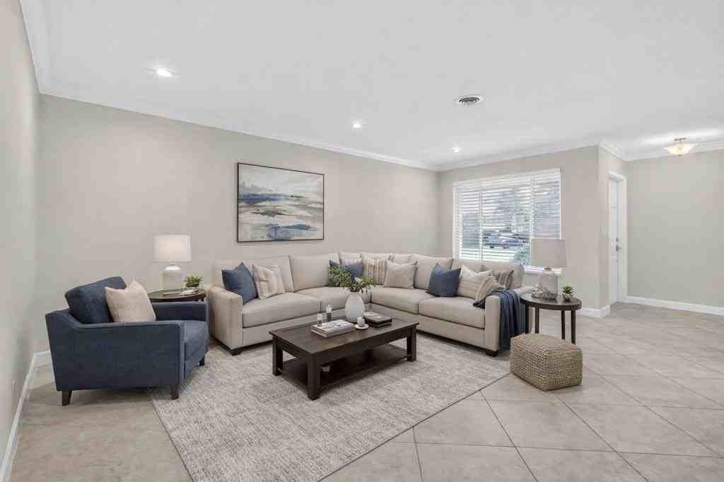 2125 Ne 56th Ct - Photo 2 of 17