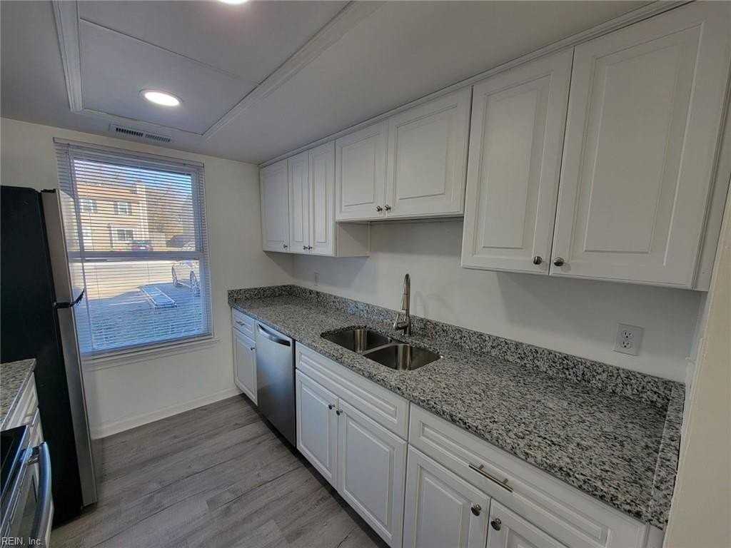 1550 Fairfax Dr - Photo 4 of 11