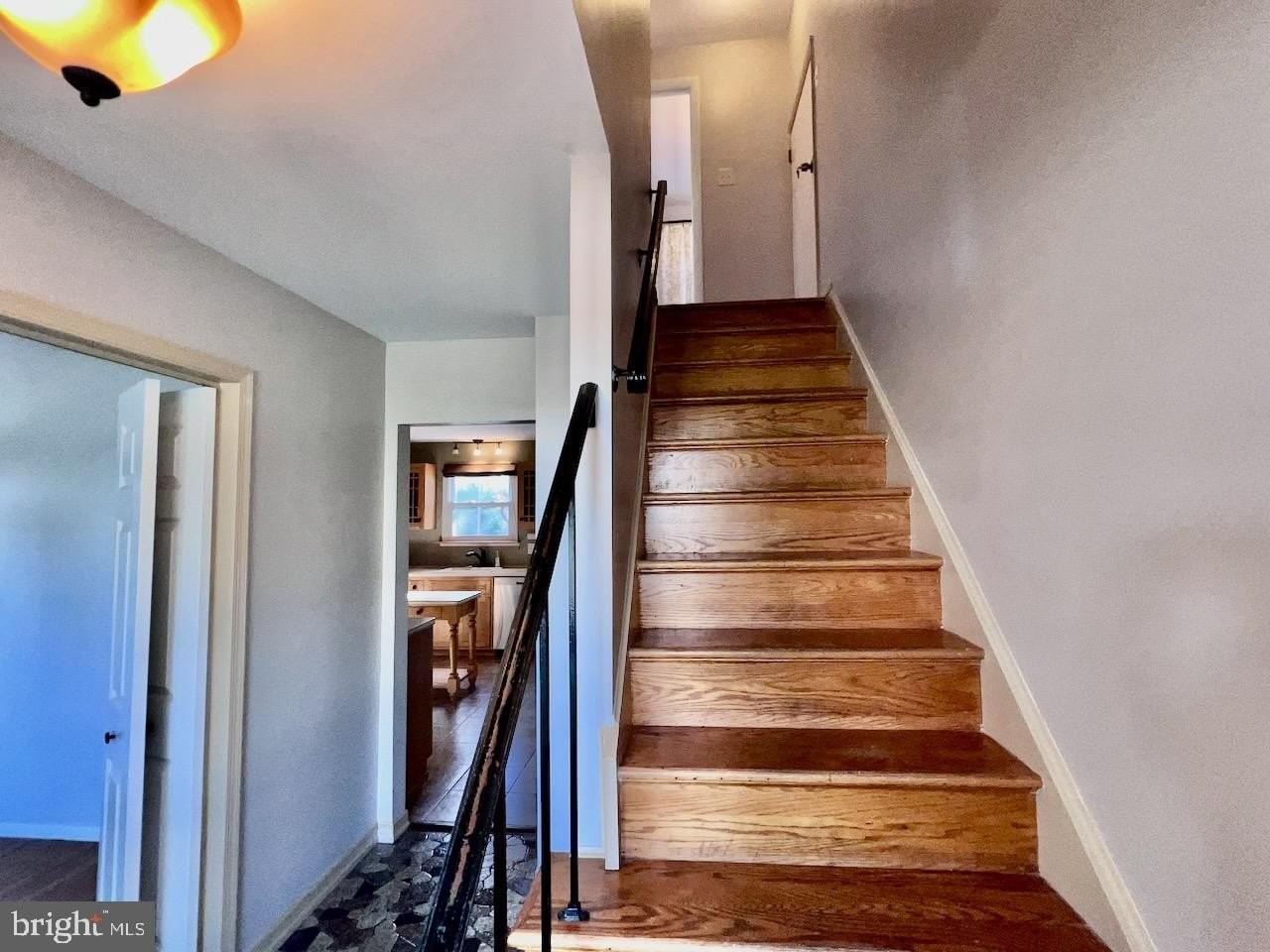 918 Rockwell Rd - Photo 4 of 50