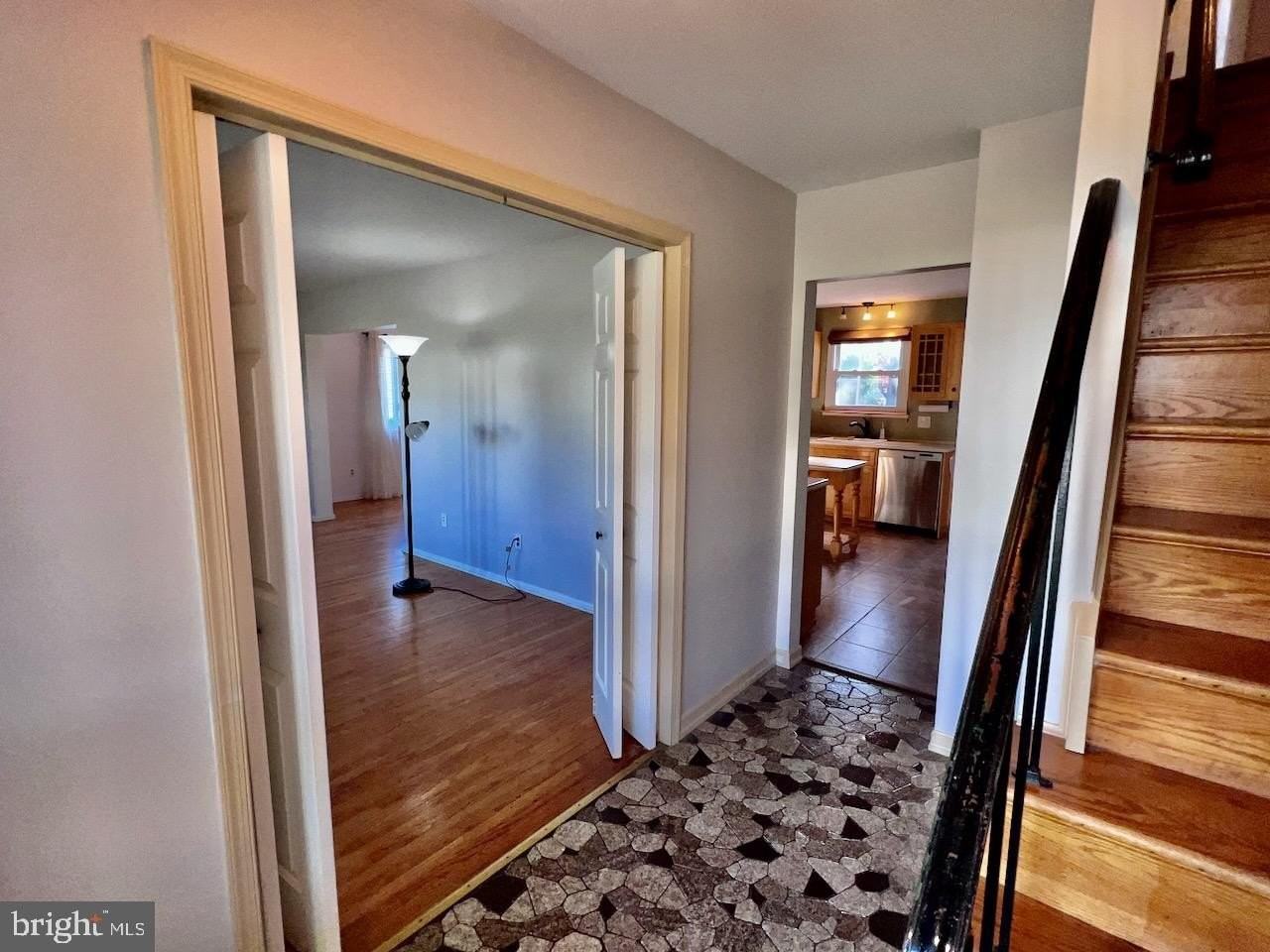 918 Rockwell Rd - Photo 5 of 50