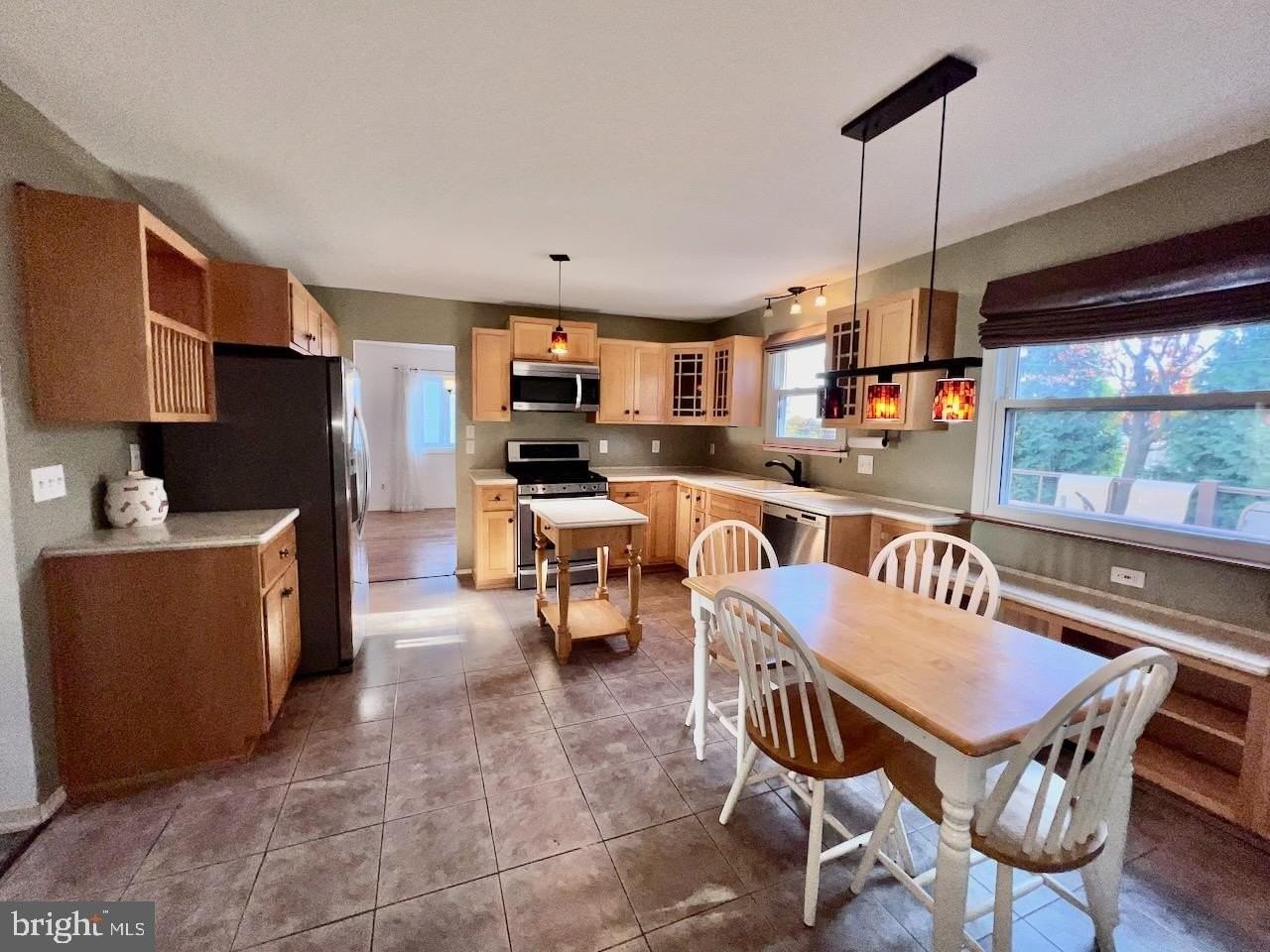 918 Rockwell Rd - Photo 6 of 50