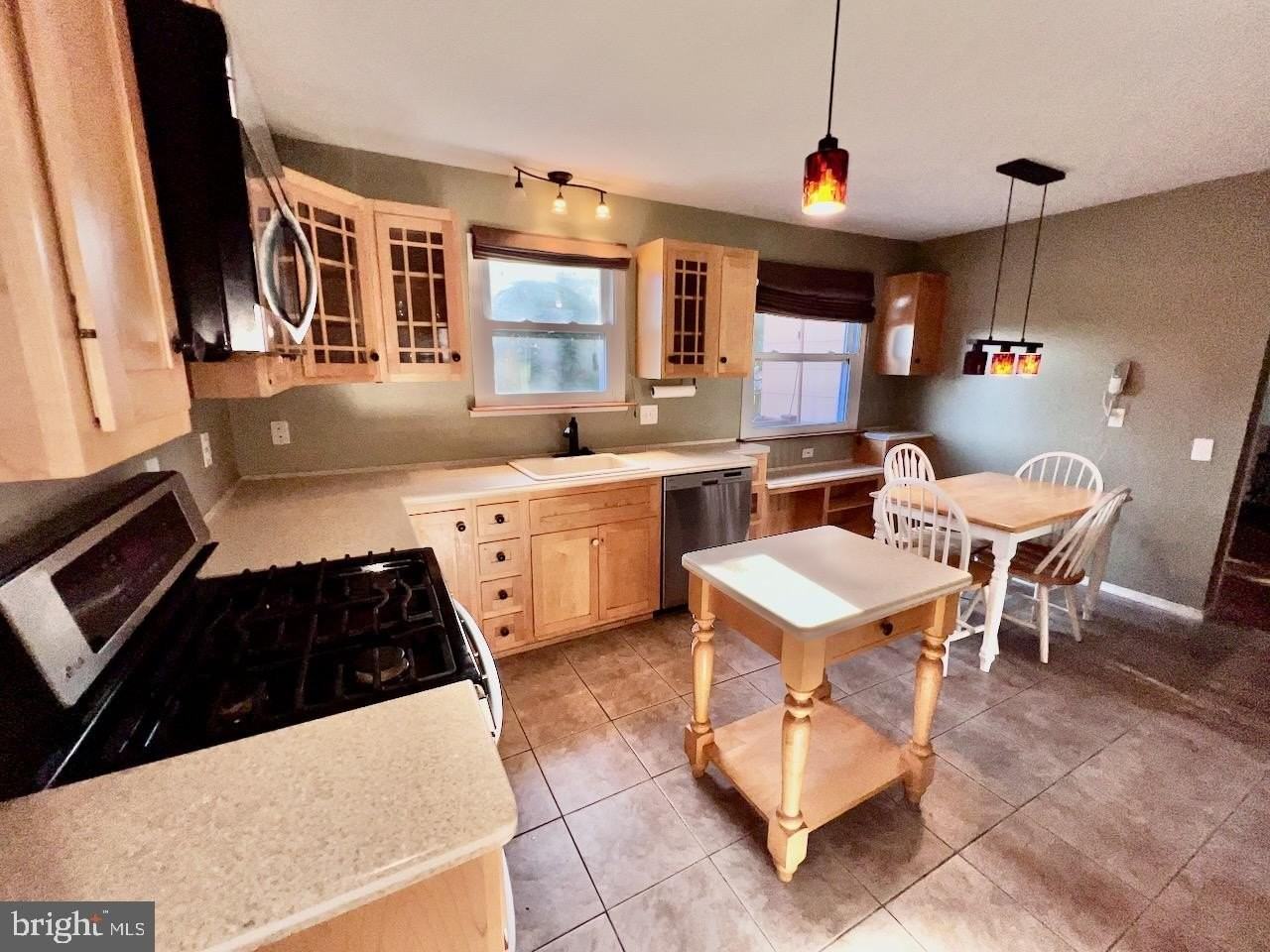 918 Rockwell Rd - Photo 7 of 50