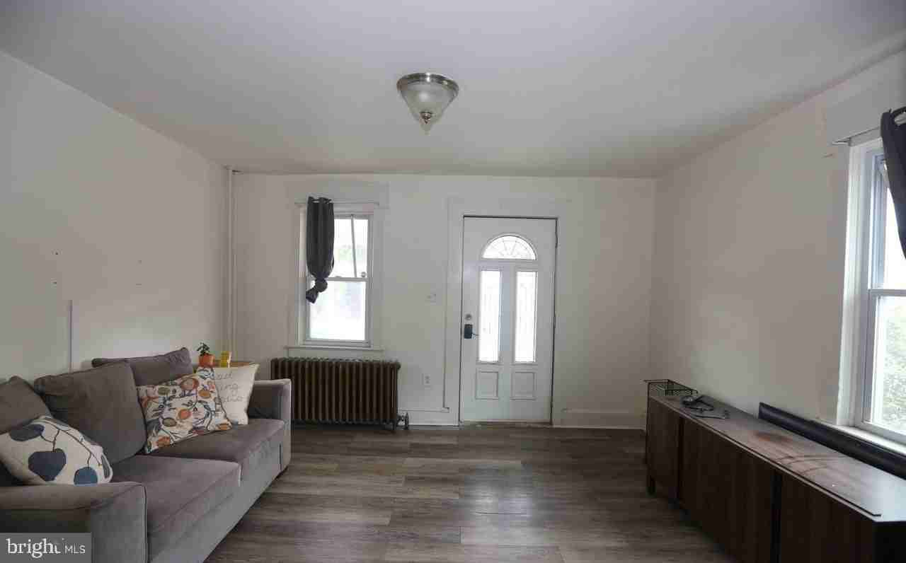 114 Ellis St - Photo 4 of 11