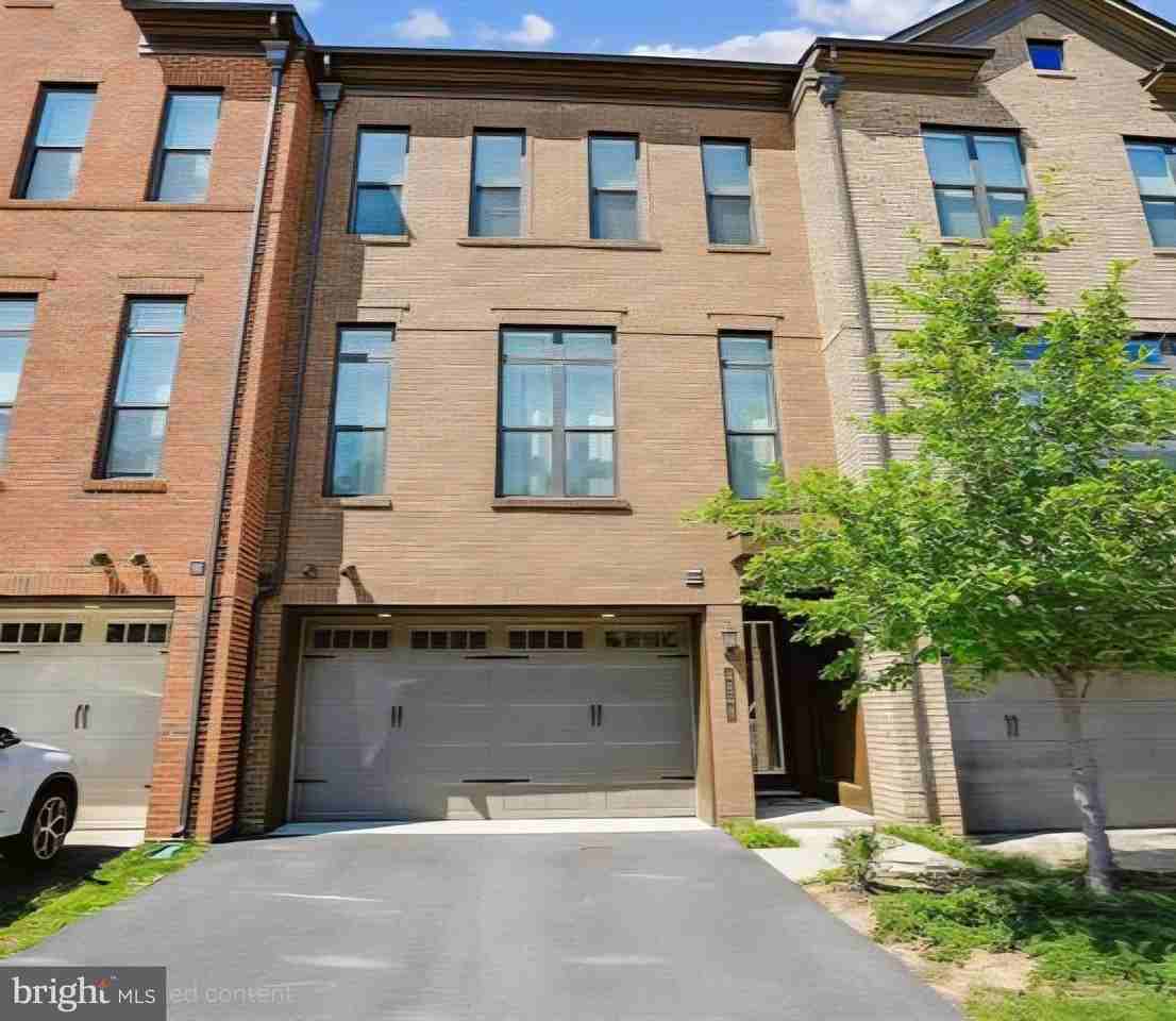 4548 Plateau Dr - Photo 3 of 33