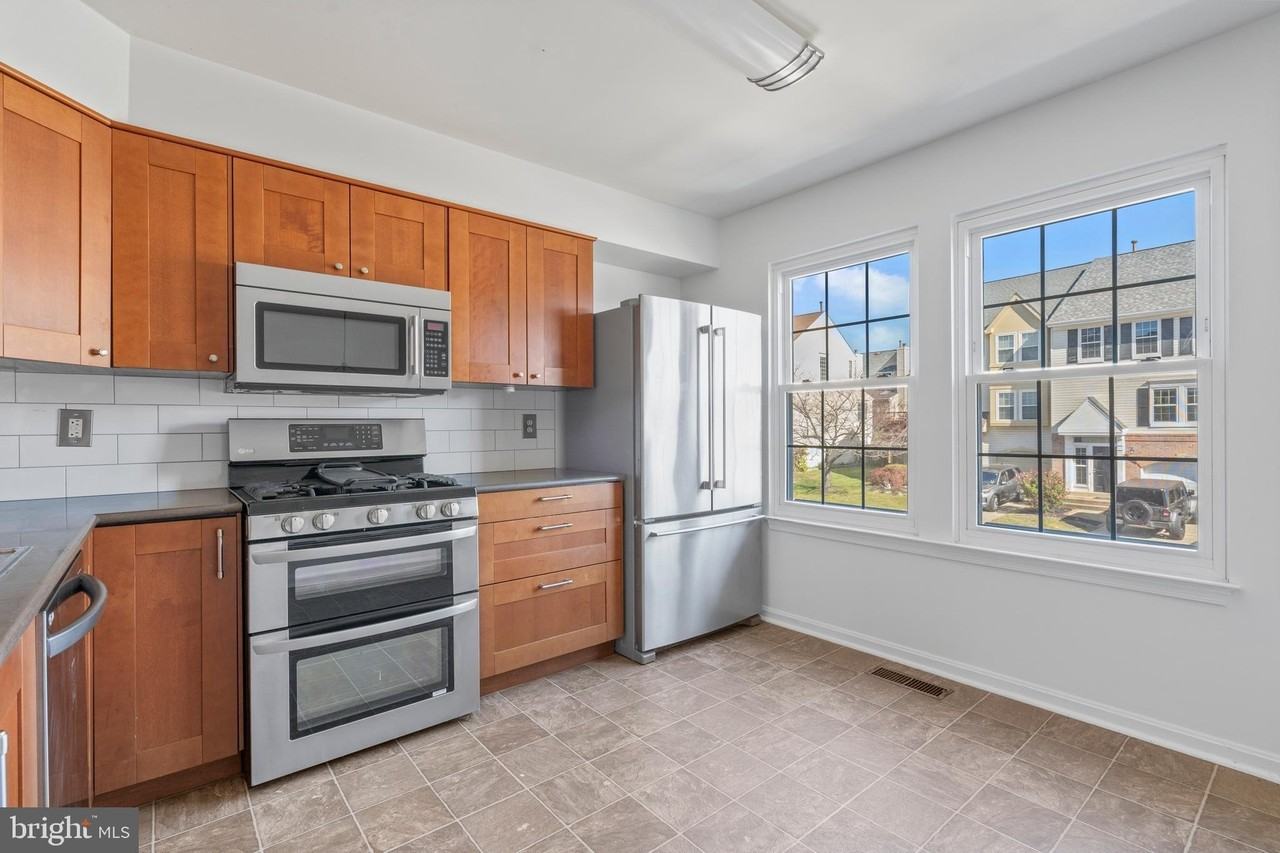 7813 Flager Cir - Photo 4 of 34