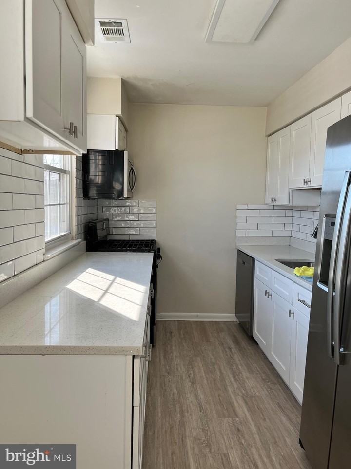 1145 James Madison Cir - Photo 2 of 32