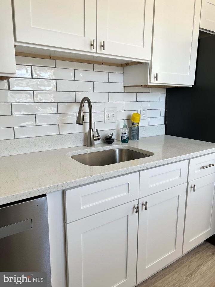 1145 James Madison Cir - Photo 3 of 32