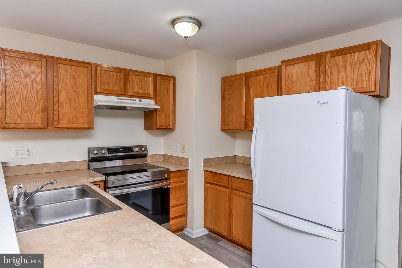 24 Sanford Dr - Photo 6 of 22