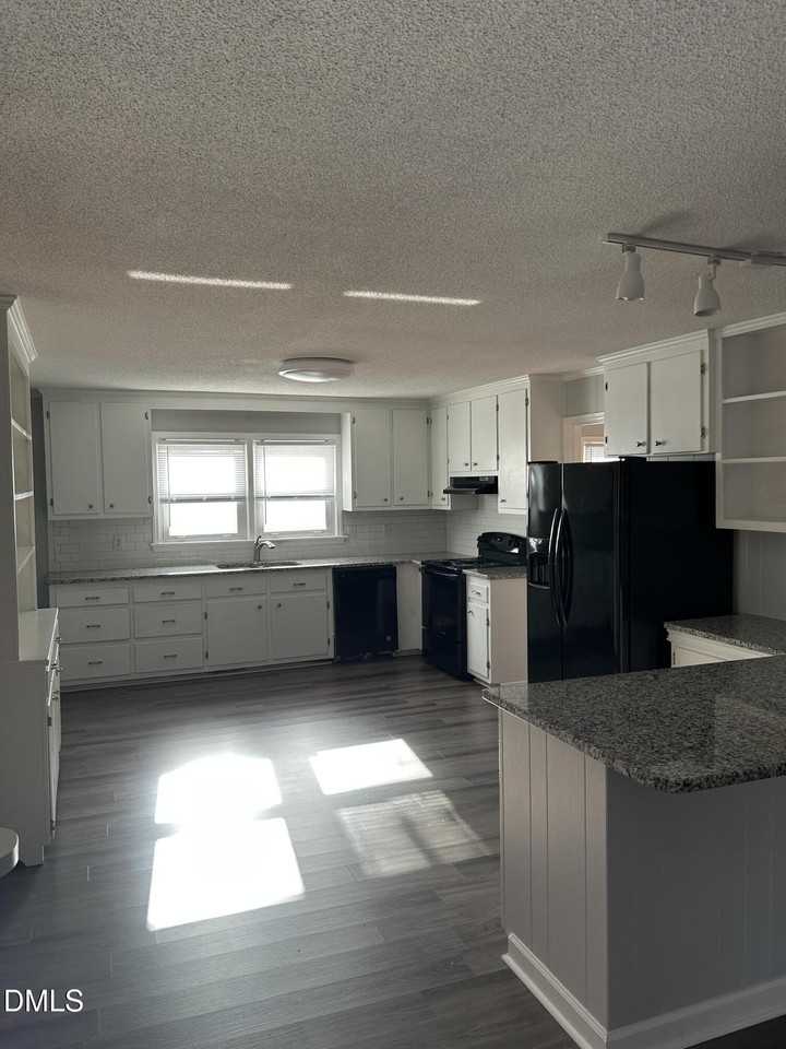 5902 Altrada Dr - Photo 4 of 10