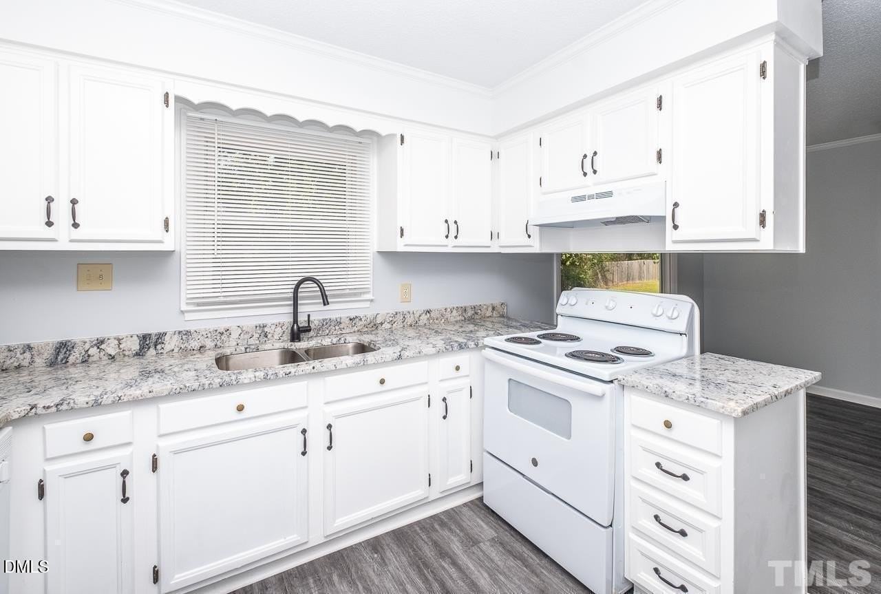 3913 Falmouth Dr - Photo 5 of 17