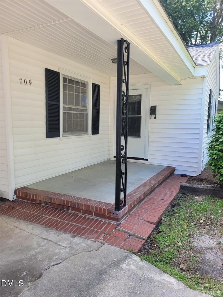 709 Broad St W - Photo 3 of 13