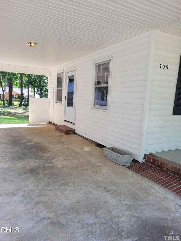 709 Broad St W - Photo 4 of 13