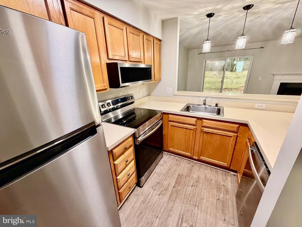 214A Fernwood Pl - Photo 3 of 16