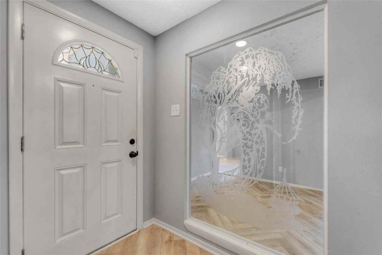 619 Leicester Ln - Photo 4 of 28