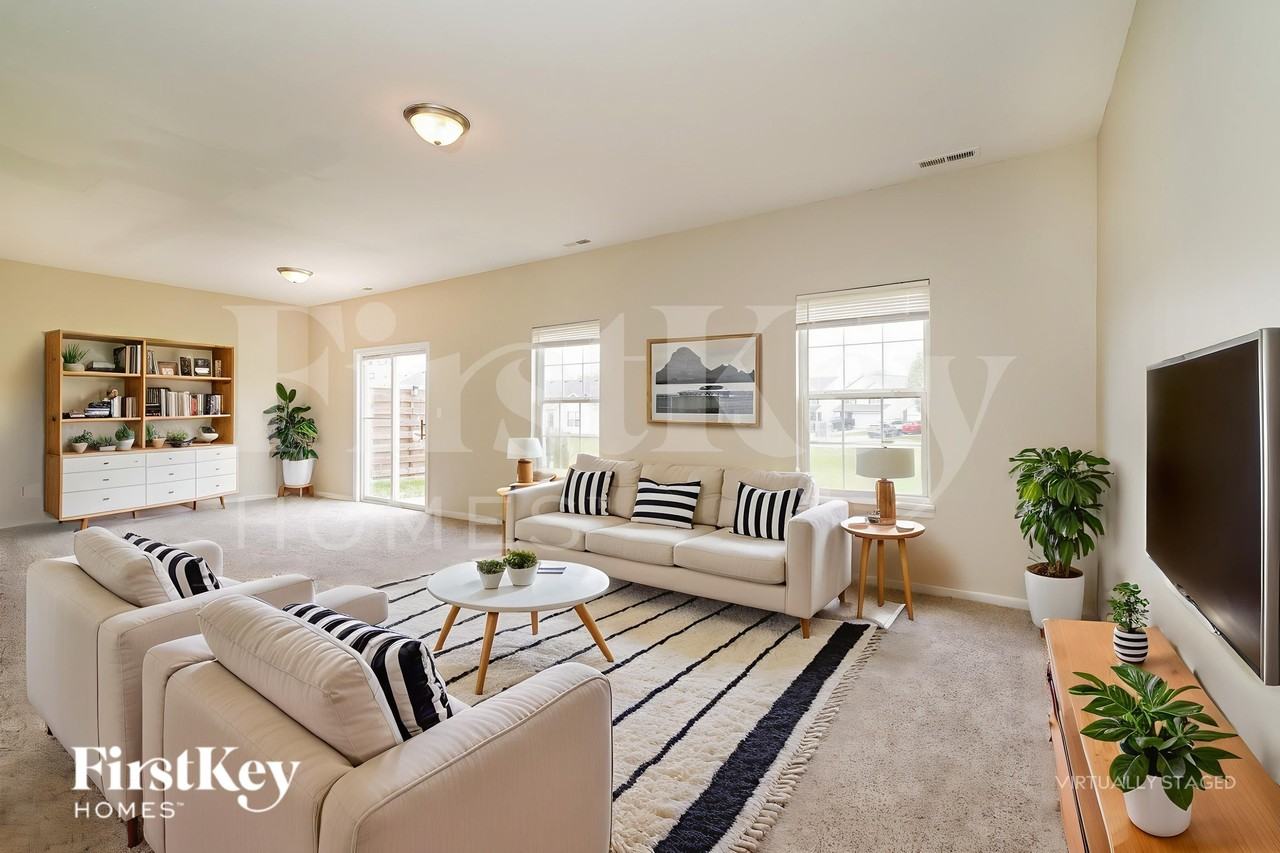 8048 Maple Stream Blvd - Photo 3 of 18