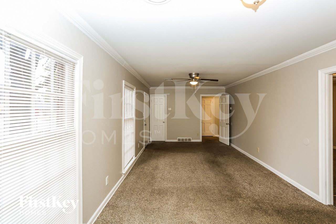 3900 Hermitage Dr - Photo 4 of 16