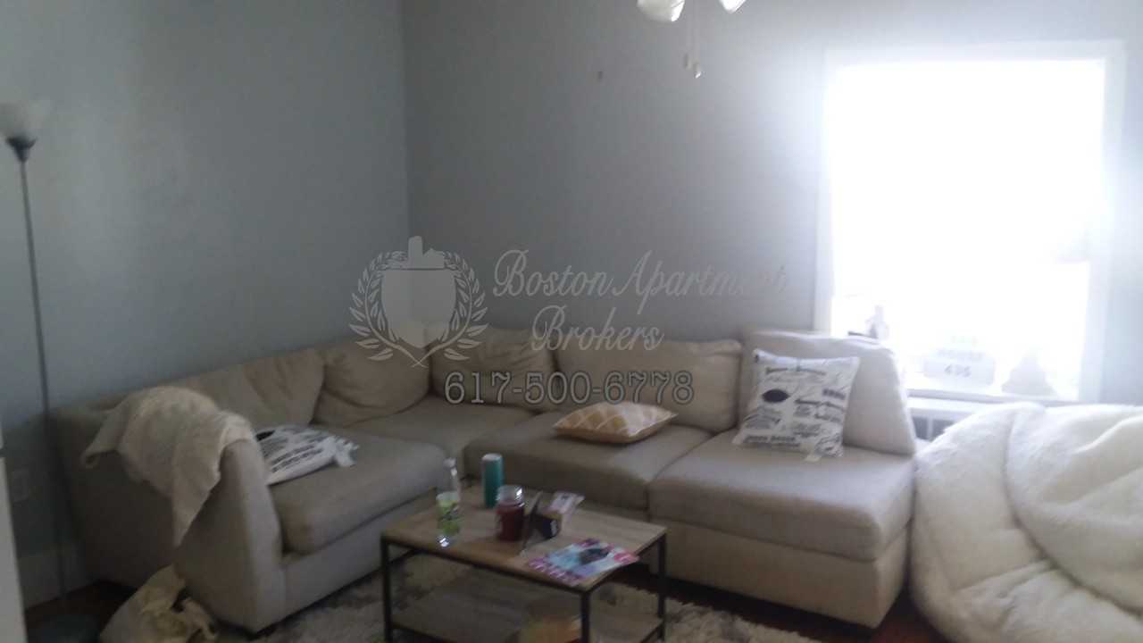 438 Hanover St #5B - Photo 2 of 4