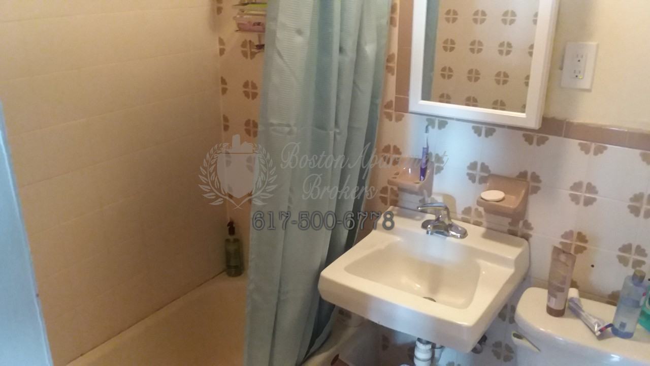 438 Hanover St #5B - Photo 3 of 4