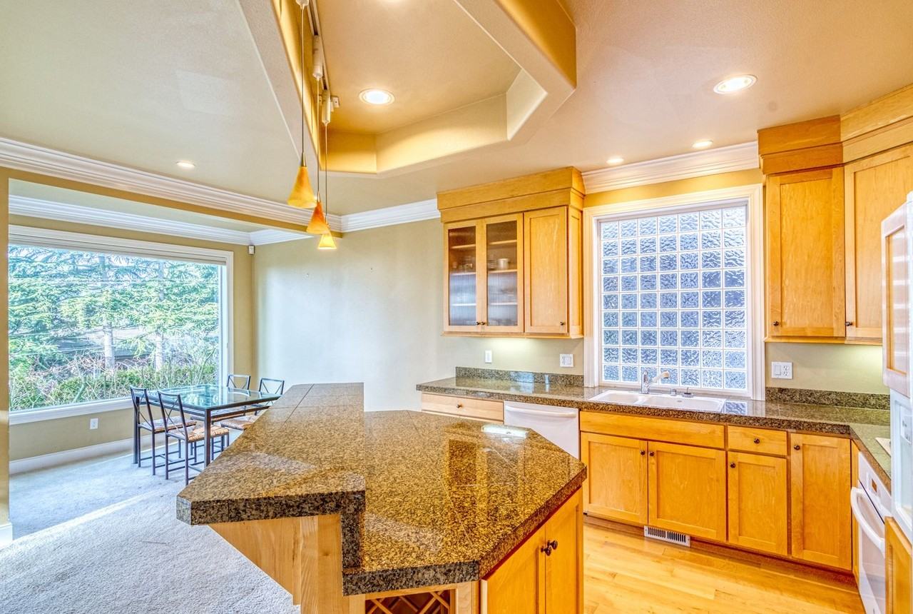 11301 Ne 68th St - Photo 7 of 15