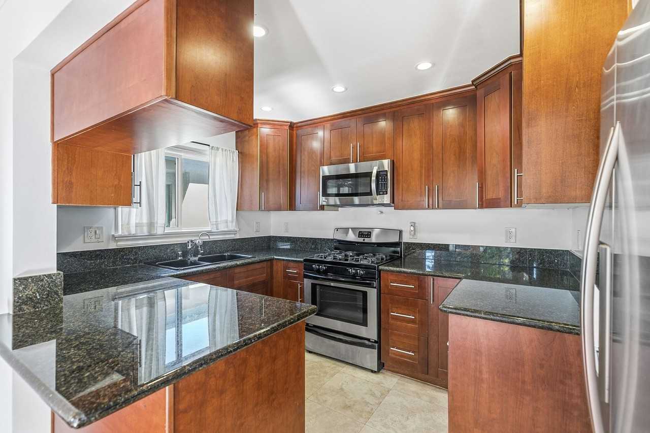 833 15th Street - Photo 4 of 28