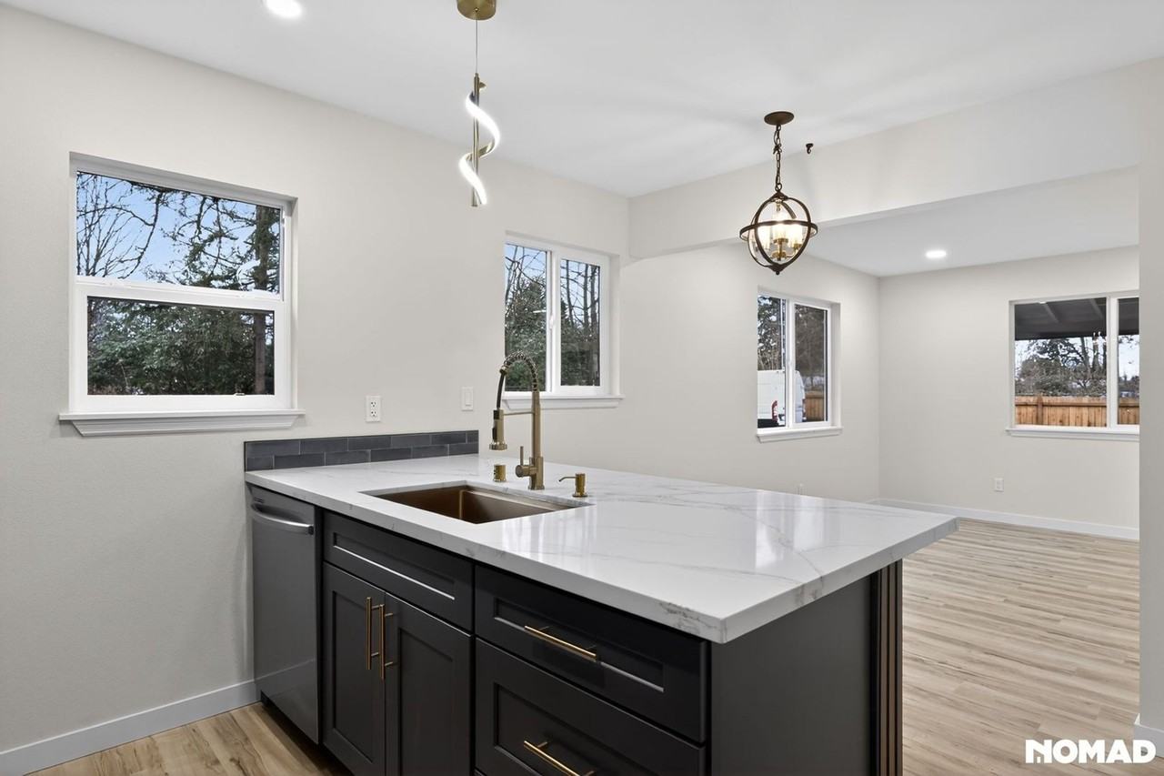 99 Sumner Ave - Photo 5 of 22