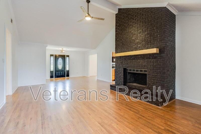 1210 Spring Dr - Photo 5 of 23