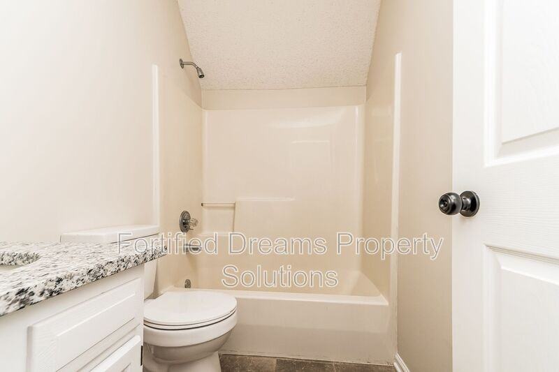 814 N Greenbriar St - Photo 4 of 17